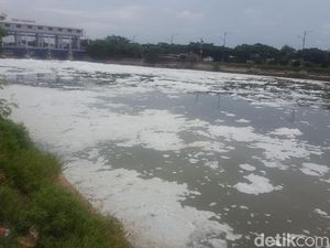Potret Lautan Busa Limbah Detergen di Kali BKT Marunda