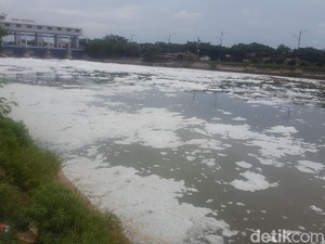 Lautan Busa Limbah Detergen Masih Penuhi Kali BKT Marunda