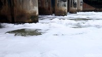 Lautan busa menyelimuti aliran air di kali BKT setelah pintu air Weir 3 Marunda.