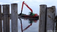 Hampir seluruh sampah telah dibersihkan, yang tersisa adalah tumpukan lumpur.