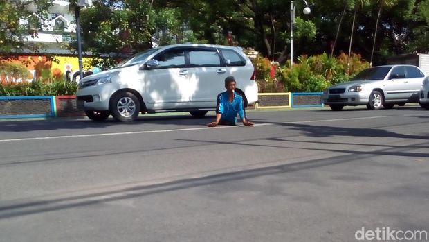 Agus berjalan dengan dua paha dengan bertumpu pada kedua tangannya. 