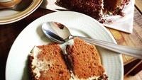 Teman ngopi sore... Boleh lah sekali kali.., tulis Fery mengenai cake cokelat ini. Duh kelihatannya enak ya? Foto: Instagram @fery.farhati