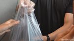 Jualan Sang Pisang di Surabaya, Ini 8 Pose Kaesang Layani Pembeli