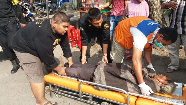 Momen Evakuasi Asnan, Tukang Becak yang Simpan Uang Rp 49 Juta
