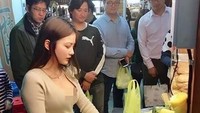 Jadi pelayan makanan kaki lima dadakan, model seksi ini memang dibayar oleh sang pemilik untuk menjualkan dagangannya berupa daging rebus. Hasilnya, banyak sekali pengunjung yang datang untuk melihat seksi dan cantiknya sang model. Foto: Istimewa