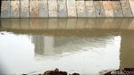 Pekerja Pasang Pelindung Tepi Sungai Kalimalang