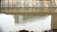 Sepanjang tepi sungai Kalimalang mulai dari arah Halim, Jakarta hingga Kota Bekasi, telah dipasang turap maupun lining.