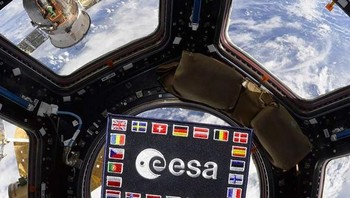 Merayakan ulang tahun European Space Agency (ESA) saat bertugas di stasiun luar angkasa. Foto: Instagram @thom_astro