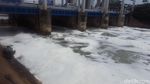 Potret Lautan Busa Limbah Detergen di Kali BKT Marunda