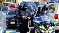 Gendarmes dari unit khusus GIGN (Groupe dIntervention de la Gendarmerie Nationale) Prancis terlihat di sebelah supermarket setelah situasi penyanderaan di Trebes. Pasukan ini punya misi kontra-terorisme, penyelamatan sandera, pengawasan ancaman nasional, perlindungan pejabat pemerintah, dan penargetan kejahatan terorganisir. (Foto: REUTERS/Regis Duvignau)