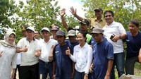 Padat karya yang dilakukan berupa pemadatan jalan dan normalisasi saluran sungai, pemadatan jalan desa, serta normalisasi dan pembuatan talud, saluran irigasi, pengadaan penerangan jalan, pengadaan tempat sampah, perbaikan jalan desa, hingga pengecatan masjid. Pool/Humas Kementerian BUMN.