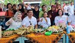 Pakai Topi Petani, Rini Cangkul Tanah di Klaten