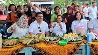 Rini mencicipi kue-kue tradisional yang disajikan. Pool/Humas Kementerian BUMN.