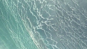 Keindahan lautan dilihat dari atas. Foto: Instagram @thom_astro