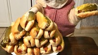 Selama ini Bulldog dikenal sebagai salah satu jenis anjing yang ganas dan menyeramkan. Tapi berbeda dengan Sumo, Bulldog menggemaskan ini justru lebih suka makan dan ngemil! Foto: @3bulldogges