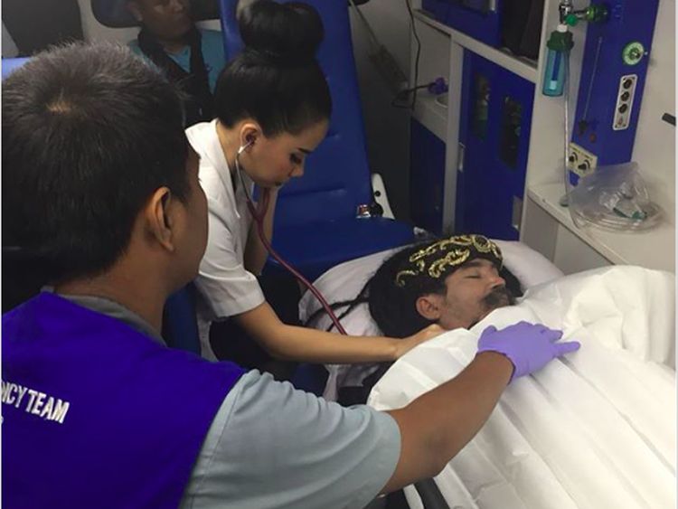 Kondenya Mencuri Fokus, Siapa Sih Dokter yang Merawat Limbad?