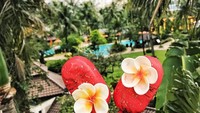 Sedang berada di salah satu hotel berbintang 5 di Jakarta, pria yang sering dipanggil Ray ini memotret cake pop berwarna merah dengan hiasan bunga ala Bali. Foto: Instagram @rymondtn