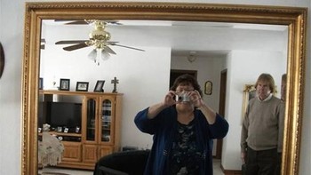 MUka sang penjual tak kelihatan, tapi orang di sampingnya sangat jelas. Foto: boredpanda