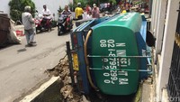 Foto: Jadi truk ingin ke agen isi ulang air, karena ada truk dia meminggirkan kendaraannya, pas posisi lagi berhenti tiba-tiba terperosok. Ada pipa PAM yang bocor tapi udah ditutup pake plastik buat sementara sama warga, tuturnya. (Nugroho-detikcom)