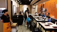 Jorok! Ibu Ini Suruh Anaknya Buang Air Kecil di Gelas Restoran