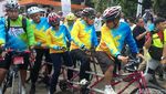 Gaya Rini Soemarno Bersepeda Dibonceng Bos BUMN