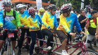 Awalnya Rini naik sepeda tandem 4 bersama beberapa bos BUMN. Namun, tak sampai 10 meter, sepeda yang ditumpanginya macet. Alhasil Rini harus berganti sepeda.
