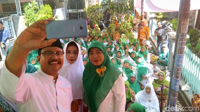 Muslimat NU Gresik Nderek Dawuh Kiai Menangkan Gus Ipul