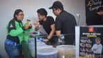 Jualan Sang Pisang di Surabaya, Ini 8 Pose Kaesang Layani Pembeli
