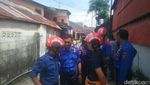 Foto: Ular Piton Tiba-tiba Muncul di Plafon WC Rumah Warga