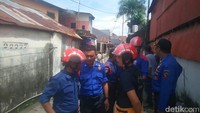 Foto: Tim Animal Rescue Damkar Kota Makassar pun meluncur ke lokasi. Dari hasil pendataan di lokasi, ular itu merupakan peliharaan warga yang lepas. (Reinhard-detikcom)
