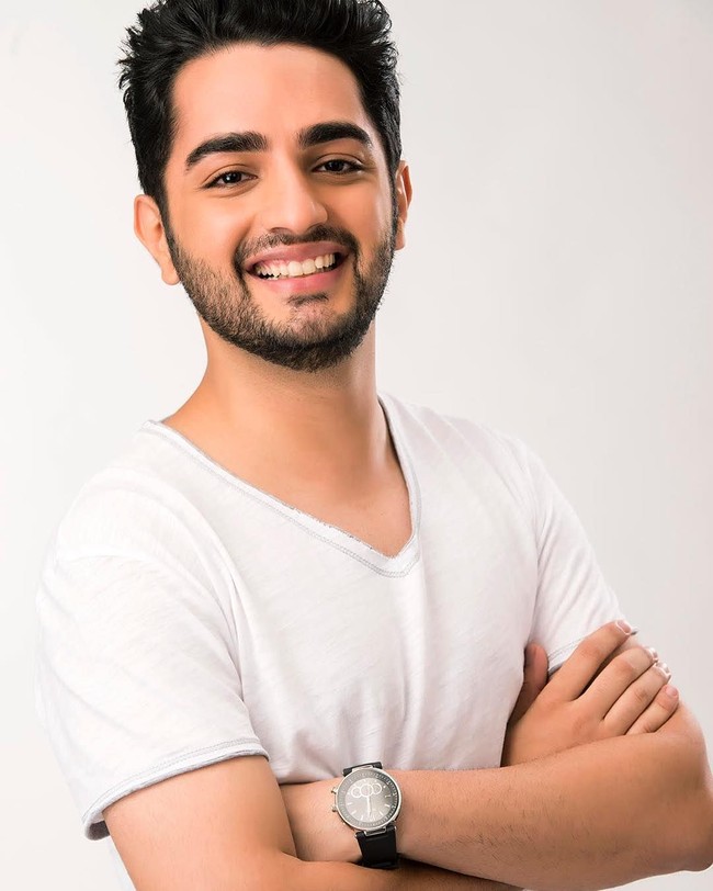 Memiliki janggut dan kumis, membuat penampilan Parzaan semakin maskulin. Foto: Instagram