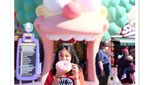 Cute! Lihat Pose Naura Saat Melahap Es Krim di Disney Land