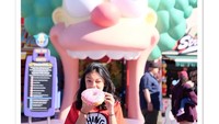 Cute banget nih Naura! Di depan Krustyland, ia melahap donat jumbo. Foto: Instagram aku_naura
