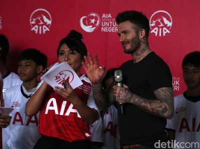 Beckham Sapa Penggemar di Jakarta