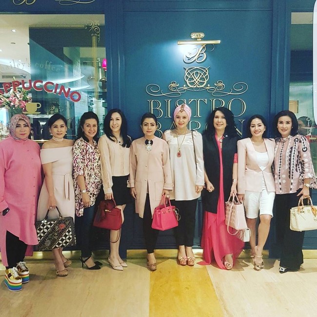 Mayangsari berpose bersama genk arisannya, salah satunya adalah istri Eko Patrio, Viona Rosalina. Mayang membawa tas Hermes Birkin Rose 30 cm seharga US$ 30.000 atau sekitar Rp 414 juta. Foto: Dok Instagram Viona Rosalina.