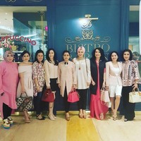 Mayangsari berpose bersama genk arisannya, salah satunya adalah istri Eko Patrio, Viona Rosalina. Mayang membawa tas Hermes Birkin Rose 30 cm seharga US$ 30.000 atau sekitar Rp 414 juta. Foto: Dok Instagram Viona Rosalina.