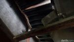 Foto: Ular Piton Tiba-tiba Muncul di Plafon WC Rumah Warga