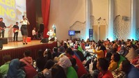 Acara semakin ramai dengan adanya hiburan dan pembagian doorprize oleh penyanyi humor Putri Chaniago. Seru abis! (Syanti/detikTravel)