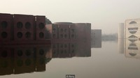 Gedung Parlemen Nasional, Bangladesh, terletak di  danau buatan. Meskipun tampak seperti bangunan utama, namun bangunan ini terdiri dari delapan blok beton dan batu kapur yang terhubung/Foto: Alamy