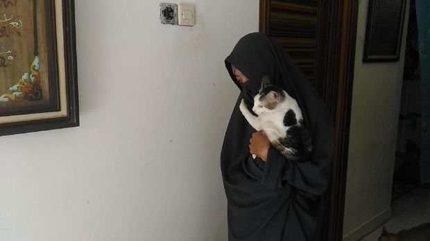 Mengenal Hesti, Wanita Bercadar yang Pelihara 11 Anjing