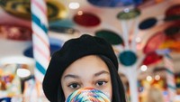 Wah, lollipop yang dipegang Naura hampir menutupi wajah imutnya nih! Tapi tetap saja anak pertama Nola B3 dan Baldy ini kelihatan cantik. Foto: Instagram aku_naura