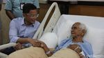 Foto: Senyum Nyak Sandang Dijenguk Dirut Garuda