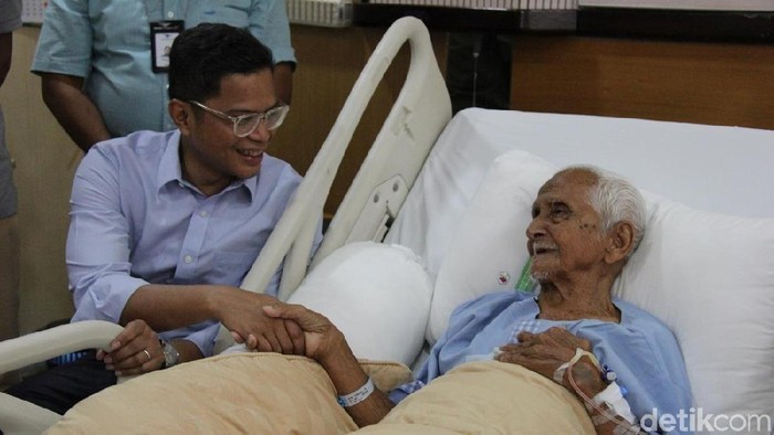 Dirut Garuda Jenguk Nyak Sandang di RSPAD