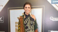 Cewek yang mahir bermain drum ini memilih busana dengan nuansa batik dan etnik yang menonjol.