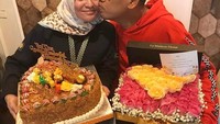 Di hari jadi pernikahannya, Astrid dan juga Uya Kuya terlihat mesra. Astrid sambil memegang kue berbentuk hati yang terlihat enak. So sweet! Foto: instagram @astridkuya