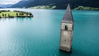 Graun Church Tower di Italia. Gereja tua ini akhirnya harus tenggelam karena adanya pembangunan danau buatan pada 1950. W Deframe/Shutterstock.