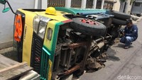 Foto: Seorang warga, Munimin mengatakan sopir dan kernet ada di truk saat terperosok. Truk itu parkir terlalu ke pinggir jadi amblas. (Nugroho-detikcom)