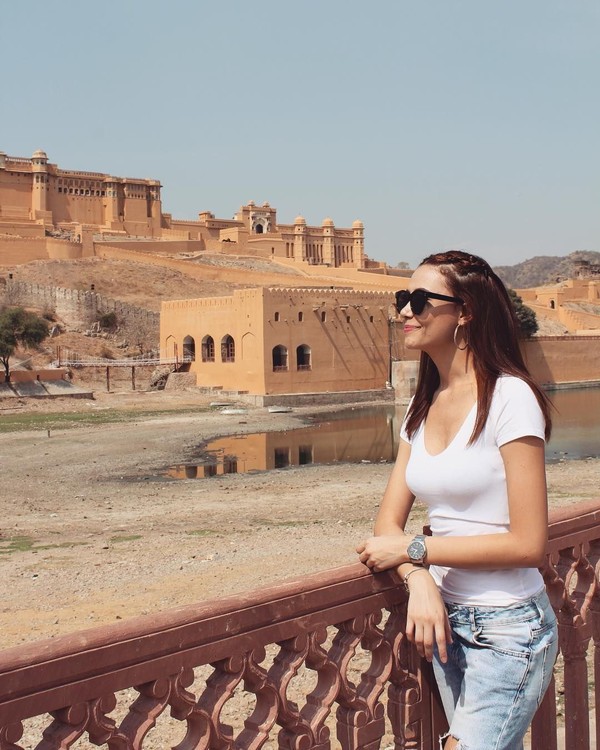 Menjadi pramugari, membuat kesempatan traveling Fernanda Tereza lebih banyak. Ini saat dirinya berada di Amber Fort, situs bersejarah di Jaipur, India (fernandaterezabr/Instagram) Menjadi pramugari, membuat kesempatan traveling Fernanda Tereza lebih banyak. Ini saat dirinya berada di Amber Fort, situs bersejarah di Jaipur, India (fernandaterezabr/Instagram)