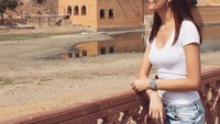 Menjadi pramugari, membuat kesempatan traveling Fernanda Tereza lebih banyak. Ini saat dirinya berada di Amber Fort, situs bersejarah di Jaipur, India (fernandaterezabr/Instagram)