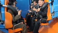 Kim Jong-un juga tengah membangun 2 taman hiburan Pyongyang dan taman air Munsu senilai US$ 100 juta. Dalam foto ini terlihat dia sangat senang menaiki salah satu wahana/Foto: Istimewa The Richest